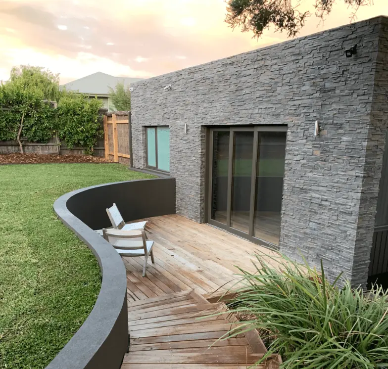 Curved retaining wall